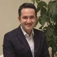 Dr. Öğr. Üyesi Emrah Cangi — Dil ve Konuşma Terapisi, İstanbul. Portre fotoğrafı.