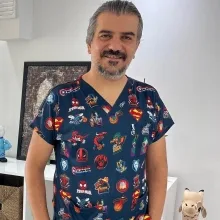 Doç. Dr. Velat Çelik — Balıkesir. Portre fotoğrafı.