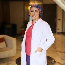 Uzm. Dr. İhsaniye Dönmez Çiçek — Dermatoloji, İstanbul. Portre fotoğrafı.