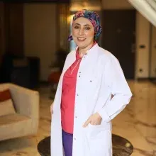 Uzm. Dr. İhsaniye Dönmez Çiçek — Dermatoloji, İstanbul. Portre fotoğrafı.