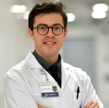 Uzm. Dr. Uğur Çelik — Dermatoloji, Kadıköy, İstanbul. Portre fotoğrafı.