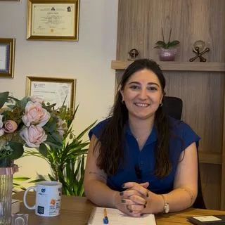 Dr. Dt. İlayda Tunçbilek — Diş Hekimi, Balıkesir. Portre fotoğrafı.