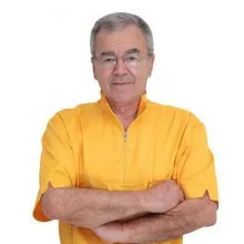 Prof. Dr. Taner Okşan — Diş Hekimi, Osmangazi, Bursa. Portre fotoğrafı.