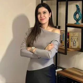 Psk. Özge Özkalay — Psikoloji, İstanbul. Portre fotoğrafı.