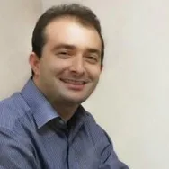 Uzm. Dr. Başaran Sezer — Çocuk ve Ergen Psikiyatrisi, Bursa. Portre fotoğrafı.
