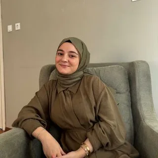 Psk. Ayşenur Sezer — Psikoloji, Trabzon. Portre fotoğrafı.