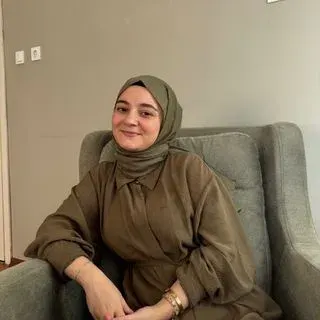 Psk. Ayşenur Sezer — Psikoloji, Trabzon. Portre fotoğrafı.