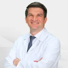 Dr. Öğr. Üyesi Gürkan Güner — Tıbbi Onkoloji, Karşıyaka, İzmir. Portre fotoğrafı.