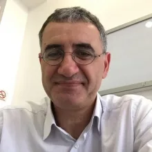 Uzm. Dr. Hüseyin Çat — İç Hastalıkları, İstanbul. Portre fotoğrafı.
