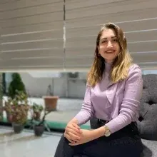 Dyt. Büşra Tezgel — Diyetisyen. Portre fotoğrafı.