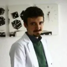 Dt. Özgür Efe Özdemir — Diş Hekimi, Samsun. Portre fotoğrafı.