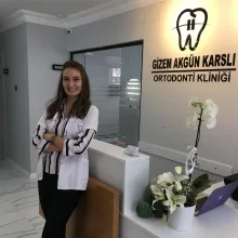 Uzm. Dt. Gizem Akgün Karslı — Adana. Portre fotoğrafı.
