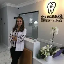 Uzm. Dt. Gizem Akgün Karslı — Adana. Portre fotoğrafı.