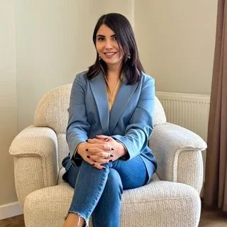 Psk. Dr. Cansu Aykaç — Psikoloji. Portre fotoğrafı.
