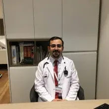 Doç. Dr. Erkan Arpacı — Tıbbi Onkoloji, İstanbul. Portre fotoğrafı.