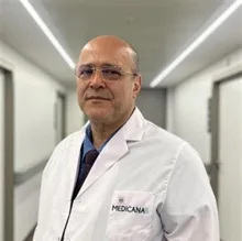 Uzm. Dr. Behram Danış — Dermatoloji, Avcılar, İstanbul. Portre fotoğrafı.