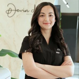 Dt. Sibel Özuslu — Diş Hekimi, Manisa. Portre fotoğrafı.