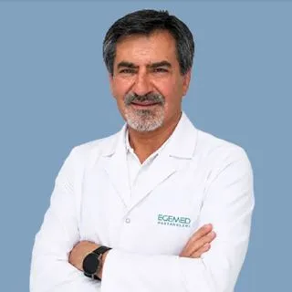 Op. Dr. Hakan Güney — Plastik Rekonstrüktif Ve Estetik Cerrahi, Kuşadası, Aydın. Portre fotoğrafı.