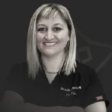 Dt. Ayla Altun Yüksek — Diş Hekimi, Ataşehir, İstanbul. Portre fotoğrafı.