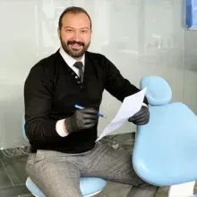 Dt. Mesut Gülver — Diş Hekimi, Ankara. Portre fotoğrafı.