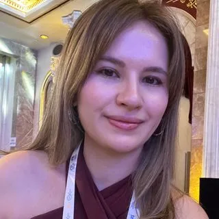 Uzm. Dr. Sevgi Betül Akkas — Dermatoloji, Bursa. Portre fotoğrafı.