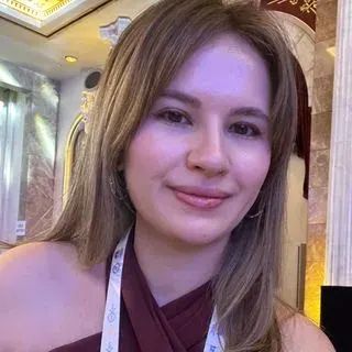 Uzm. Dr. Sevgi Betül Akkas — Dermatoloji, Bursa. Portre fotoğrafı.
