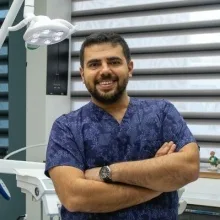 Dr. Dt. H. Emre Harbalıoğlu — Diş Hekimi, Samsun. Portre fotoğrafı.