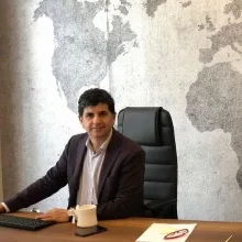 Prof. Dr. Sait Naderi — Beyin Ve Sinir Cerrahisi, İstanbul. Portre fotoğrafı.