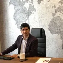 Prof. Dr. Sait Naderi — Beyin Ve Sinir Cerrahisi, İstanbul. Portre fotoğrafı.