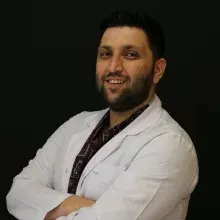 Uzm. Dt. Gün Burak Tek — Çocuk Diş Hekimliği (Pedodonti), Osmaniye. Portre fotoğrafı.