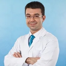 Doç. Dr. Mustafa Gündoğar — Endodonti, İstanbul. Portre fotoğrafı.
