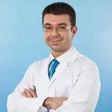 Doç. Dr. Mustafa Gündoğar — Endodonti, İstanbul. Portre fotoğrafı.