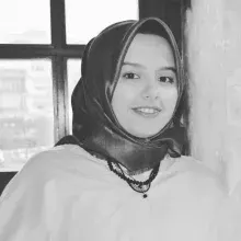 Fzt. Leyla Demir — Fizyoterapi Ve Rehabilitasyon. Portre fotoğrafı.
