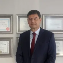 Prof. Dr. Mehmetcik Ruşen Kapucu — Plastik Rekonstrüktif Ve Estetik Cerrahi, Ankara. Portre fotoğrafı.