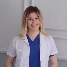 Dt. Özlem Öztürk — Diş Hekimi, Nilüfer, Bursa. Portre fotoğrafı.