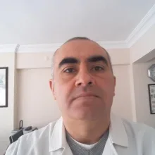 Dt. Ayhan Özdemir — Diş Hekimi, Bursa. Portre fotoğrafı.