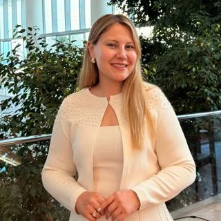 Uzm. Dr. Öykü Duran — Çocuk ve Ergen Psikiyatrisi, Urla, İzmir. Portre fotoğrafı.