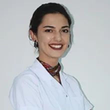 Dt. Duygu Eryetgin — Diş Hekimi, Antalya. Portre fotoğrafı.