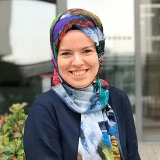 Uzm. Psk. Refia Tezer Çakmak — Psikoloji, İstanbul. Portre fotoğrafı.