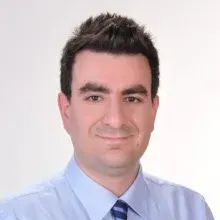Uzm. Dt. Burak Aydil — Ortodonti, İstanbul. Portre fotoğrafı.
