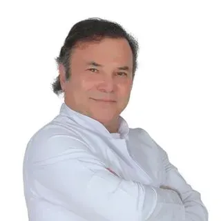 Uzm. Dr. Önder Koçak — İç Hastalıkları, Bursa. Portre fotoğrafı.