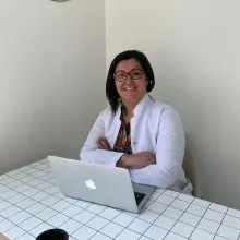 Uzm. Dt. Ayşegül Cevizoğlu — Antalya. Portre fotoğrafı.