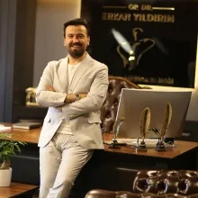 Op. Dr. Erkan Yıldırım — Beyin Ve Sinir Cerrahisi, İstanbul. Portre fotoğrafı.