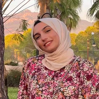 Uzm. Psk. Zeynep Görenoğlu — Psikoloji, İstanbul. Portre fotoğrafı.