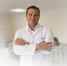 Op. Dr. Deniz Gülhan — Genel Cerrahi, Başiskele, Kocaeli. Portre fotoğrafı.