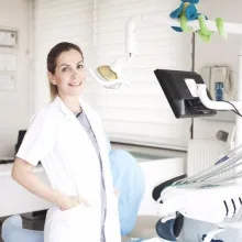 Dr. Dt. Rana Özdemir — Çocuk Diş Hekimliği (Pedodonti), Mersin. Portre fotoğrafı.