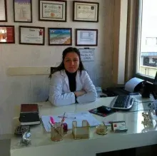 Dt. Gözde Özyer — Diş Hekimi, Muğla. Portre fotoğrafı.
