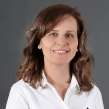 Uzm. Dr. Esra Toprak Kanık — İzmir. Portre fotoğrafı.