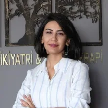 Psk. | Bilim Uzmanı Merve Akyıldız — Psikoloji, İstanbul. Portre fotoğrafı.