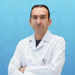 Doç. Dr. Melih Şimşek — Tıbbi Onkoloji, Bahçelievler, İstanbul. Portre fotoğrafı.